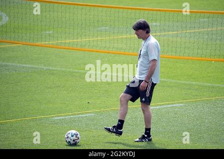 Herzogenaurach, Deutschland. Juni 2021. Fußball: Europameisterschaft, Nationalmannschaft, Training auf dem Adi Dassler Sportplatz. Deutschlands Nationaltrainer Joachim Löw läuft während des Trainings über das Spielfeld. Kredit: Federico Gambarini/dpa - WICHTIGER HINWEIS: Gemäß den Bestimmungen der DFL Deutsche Fußball Liga und/oder des DFB Deutscher Fußball-Bund ist es untersagt, im Stadion und/oder vom Spiel aufgenommene Fotos in Form von Sequenzbildern und/oder videoähnlichen Fotoserien zu verwenden oder zu verwenden./dpa/Alamy Live News Stockfoto