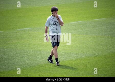 Herzogenaurach, Deutschland. Juni 2021. Fußball: Europameisterschaft, Nationalmannschaft, Training auf dem Adi Dassler Sportplatz. Deutschlands Nationaltrainer Joachim Löw läuft während des Trainings über das Spielfeld. Kredit: Federico Gambarini/dpa - WICHTIGER HINWEIS: Gemäß den Bestimmungen der DFL Deutsche Fußball Liga und/oder des DFB Deutscher Fußball-Bund ist es untersagt, im Stadion und/oder vom Spiel aufgenommene Fotos in Form von Sequenzbildern und/oder videoähnlichen Fotoserien zu verwenden oder zu verwenden./dpa/Alamy Live News Stockfoto