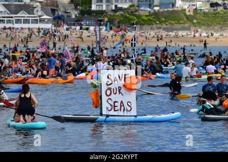 Während des G7-Gipfels in Cornwall nehmen die Demonstranten an einem von Surfers gegen Abwasser organisierten Paddle-Out am Gyllyngvase Beach in der Nähe von Falmouth Teil. Bilddatum: Samstag, 12. Juni 2021. Stockfoto