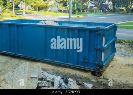 Beladener Müllcontainer eine Bauhausrenovierung mit Bauschutt Müllcontainer Stockfoto