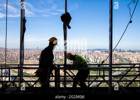 Bauarbeiter in Istanbul arbeiten sicher in einem mehrstöckigen Gebäude.Istanbul, Türkei - 04-02-2013 Stockfoto