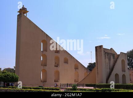 Es ist ein großes Samarat Yantra. Die Vrihant Samrat Yantra ist eine Sonnenuhr, die die Zeit auf eine Genauigkeit von 2 Sekunden geben kann. Stockfoto
