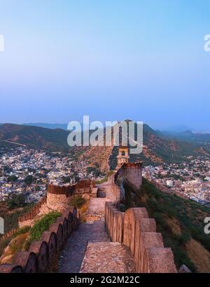 amer Fort Wachturm an der Mauer um Amer Fort Jaipur, Indien. Stockfoto