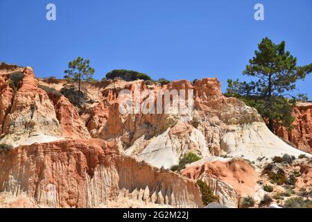 Rote Klippen am Strand von Praia da Falesia in der Nähe von Albufeira, Algarve, Portugal Stockfoto