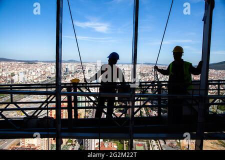 Bauarbeiter in Istanbul arbeiten sicher in einem mehrstöckigen Gebäude.Istanbul, Türkei - 04-02-2013 Stockfoto