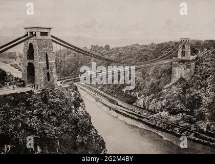 Eine Ansicht eines Pferdes aus dem späten 19. Jahrhundert über die Clifton Suspension Bridge, die die Avon Gorge und den Fluss Avon überspannt und Clifton in Bristol mit Leigh Woods in North Somerset verbindet. Seit der Eröffnung im Jahr 1864 ist es eine Mautbrücke, deren Einnahmen Mittel für die Instandhaltung bereitstellen. Die Brücke wurde nach einem Entwurf von William Henry Barlow und John Hawkshaw gebaut, der auf einem früheren Entwurf von Isambard Kingdom Brunel basiert. Stockfoto