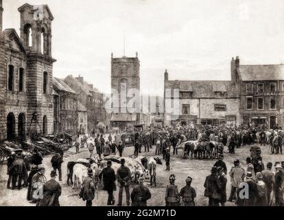 Eine Ansicht der Viehverkäufe aus dem späten 19. Jahrhundert auf dem Market Place in Morpeth, einer historischen Stadt in Northumberland, Nordostengland, am Fluss Wansbeck. Das Rathaus, ursprünglich von Sir John Vanbrugh entworfen (umgebaut 1869), ist links zu sehen und der freistehende Uhrenturm aus dem 17. Jahrhundert. Stockfoto