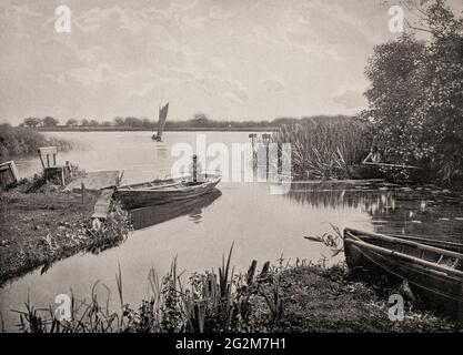 Eine Ansicht aus dem späten 19. Jahrhundert von Booten auf Wroxham Broad, einem Gebiet mit offenem Wasser entlang des Flusses Bure in der Nähe des Dorfes Wroxham in Norfolk, England. Die Norfolk Broads wurden durch die Überschwemmungen der alten Torfanlagen gebildet. Stockfoto