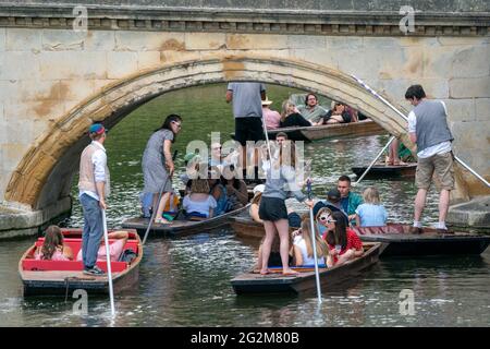 Die Leute genießen Punt-Touren entlang des Flusses Cam in Cambridge. Bilddatum: Samstag, 12. Juni 2021. Stockfoto