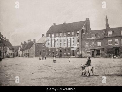 Ein Blick aus dem späten 19. Jahrhundert auf das Cowper's House, die Residenz des Dichters William Cowper (1731–1800), in Olney, einer Marktstadt im Borough of Milton Keynes, Buckinghamshire, England. Im späten 18. Jahrhundert arbeiteten Cowper und John Newton, Kurat von Olney und Autor der Hymne 'Amazing Grace', hier an den sogenannten Olney Hymnen zusammen. Stockfoto