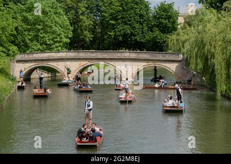 Die Leute genießen Punt-Touren entlang des Flusses Cam in Cambridge. Bilddatum: Samstag, 12. Juni 2021. Stockfoto