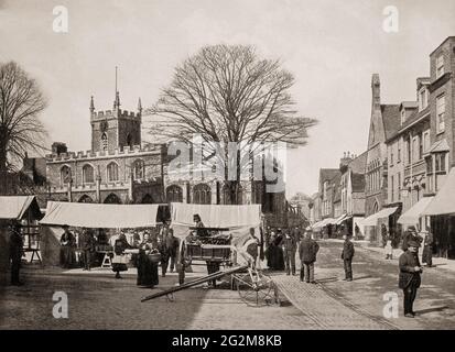 Ein Blick aus dem späten 19. Jahrhundert auf den Marktplatz vor der Allerheiligen-Kirche in Huntingdon, einer Marktstadt in Cambridgeshire, England, die 1205 von König John gechartert wurde. Es war die Geburtsstätte von Oliver Cromwell im Jahr 1599, der im 17. Jahrhundert sein Parlamentsmitglied (MP) wurde. Stockfoto