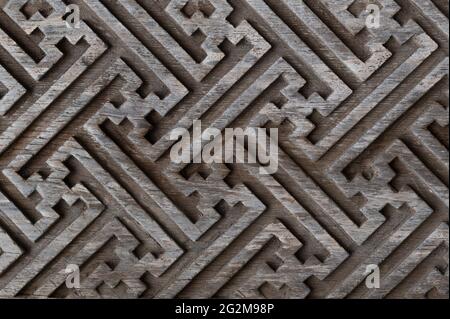 Balinesisches Holz Schnitzereien Hintergrund. Grafische Winkelmuster an den Türen. Stockfoto