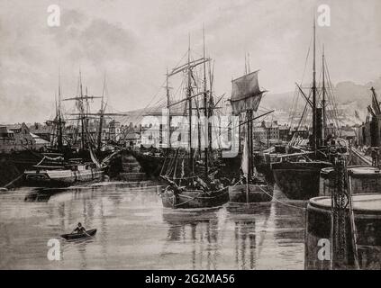 Ein Blick aus dem späten 19. Jahrhundert auf massierte Segelschiffe im Hafen von Whitehaven, einer Stadt und einem Hafen an der Westküste von Cumbria, historisch in Cumberland, England. Mit einem wachsenden Export von Kohle durch den Hafen ab dem 17. Jahrhundert wurde es auch zu einem wichtigen Hafen für den Handel mit den amerikanischen Kolonien, und war, nach London, der zweitgrößte Hafen von England nach Tonnage von 1750 bis 1772. Der Handel im Hafen nahm jedoch schnell ab, als Häfen mit viel größeren Schifffahrtskapazitäten wie Bristol und Liverpool begannen, ihren Haupthandel zu übernehmen. Stockfoto