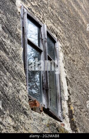 Ein altes Fenster in der Steinfassade eines historischen Hauses, bekannt als das Haus des Alchemisten, Tschechien Stockfoto