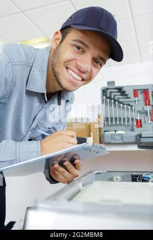 Ein glücklicher Mann Techniker, der Dienst verführt Stockfoto