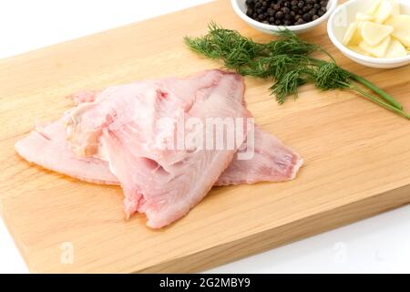 Tilapia roh auf Holzbrett Stockfoto