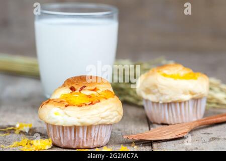 Muffin goldene Fäden mit Holz Gabel und Milch auf Holztisch. Thai Dessert nennen Foi Thong. Stockfoto