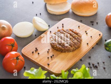 burger Zutaten auf Holzplatte angeordnet Stockfoto