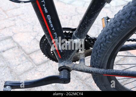 Schmutziges Fahrrad Teilansicht im Freien Stockfoto