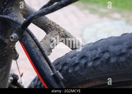 Schmutziges Fahrrad Teilansicht im Freien Stockfoto