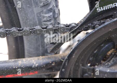 Schmutzige Fahrradkette und Kettenradgarnitur Teilansicht im Freien Stockfoto