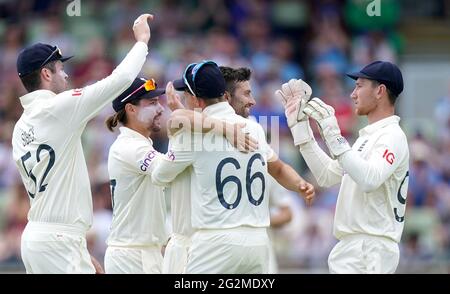 Der englische Mark Wood (Mitte) feiert am dritten Tag des zweiten LV= Insurance Test-Spiels in Edgbaston, Birmingham, das Wicket des neuseeländischen Henry Nicholls. Bilddatum: Samstag, 12. Juni 2021. Stockfoto