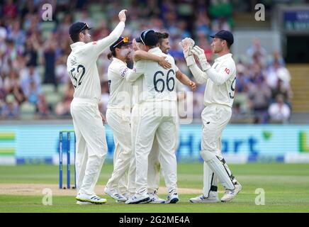 Der englische Mark Wood (Mitte) feiert am dritten Tag des zweiten LV= Insurance Test-Spiels in Edgbaston, Birmingham, das Wicket des neuseeländischen Henry Nicholls. Bilddatum: Samstag, 12. Juni 2021. Stockfoto