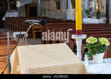 Leeres Rednerpult mit Mikrofon in einer leeren Kirche. Stockfoto