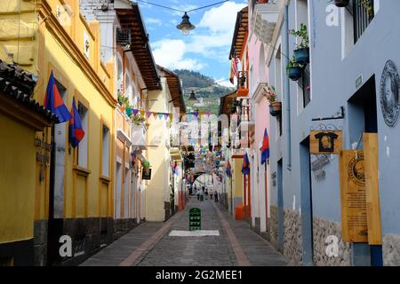 Ecuador Quito - Historisches Zentrum schmale Straße mit bunten Häusern Stockfoto