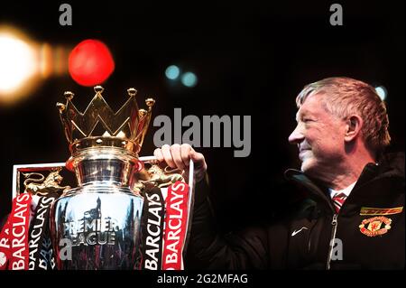 Sir Alex Ferguson von Manchester United (rechts) mit der Premier League-Trophäe bei der Siegesparade des Clubs. Manchester. VEREINIGTES KÖNIGREICH. Mai 2013 Stockfoto