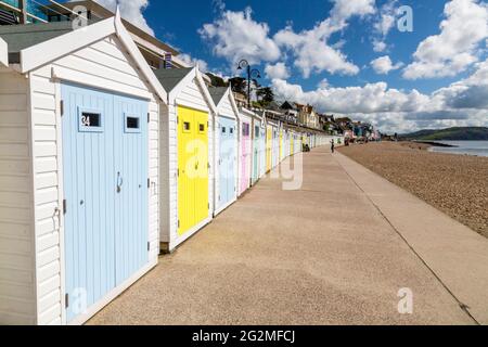 Farbenfrohe, pastellfarbene Strandhütten am Meer in Lyme Regis an der Jurassic Coast, Dorset, Großbritannien Stockfoto