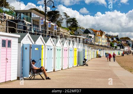 Farbenfrohe, pastellfarbene Strandhütten am Meer in Lyme Regis an der Jurassic Coast, Dorset, Großbritannien Stockfoto