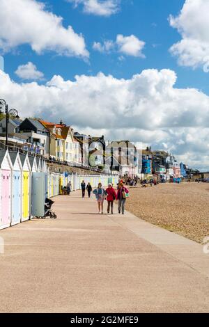 Farbenfrohe, pastellfarbene Strandhütten am Meer in Lyme Regis an der Jurassic Coast, Dorset, Großbritannien Stockfoto