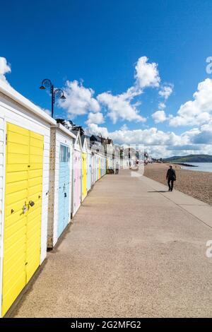 Farbenfrohe, pastellfarbene Strandhütten am Meer in Lyme Regis an der Jurassic Coast, Dorset, Großbritannien Stockfoto