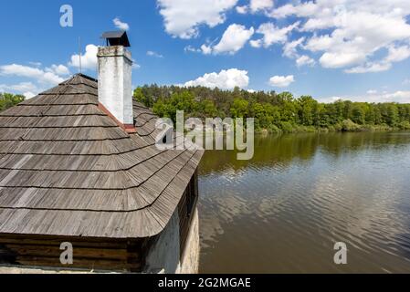 Fischerhaus am Ufer des Sees Stockfoto