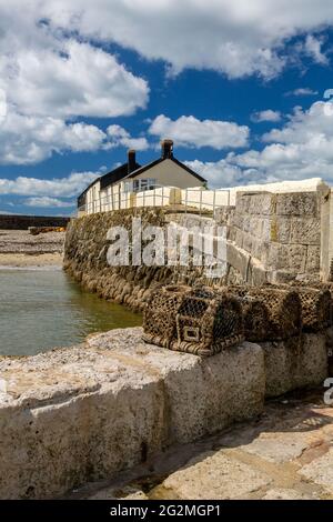 Hummertöpfe an der Hafenmauer in Lyme Regis an der Jurassic Coast, Dorset, Großbritannien Stockfoto