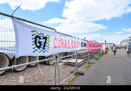 Worthing Sussex UK 12. Juni 2021 - Aktivisten von Seafront heute im Rahmen eines Aktionswochenendes anlässlich des G7-Gipfels und heben die Auswirkungen des Klimawandels und des steigenden Meeresspiegels hervor : Credit Simon Dack / Alamy Live News Stockfoto