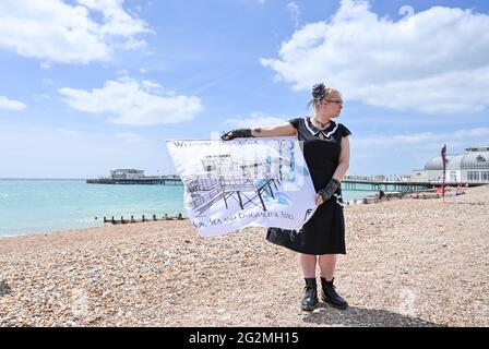 Worthing Sussex UK 12. Juni 2021 - Aktivisten des Extinction Rebellion nehmen heute am Worthing Beach Teil an einem Aktionswochenende anlässlich des G7-Gipfels und heben die Auswirkungen des Klimawandels und des steigenden Meeresspiegels hervor: Credit Simon Dack / Alamy Live News Stockfoto