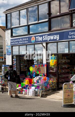 Farbenfrohes Strandgeschäft am Hafen in Lyme Regis an der Jurassic Coast, Dorset, Großbritannien Stockfoto