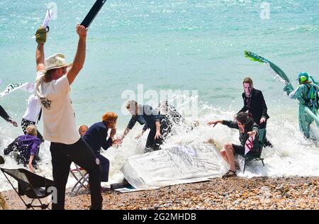 Worthing Sussex UK 12. Juni 2021 - Aktivisten des Extinction Rebellion werden im Meer nass, als sie heute an einem Protest am Worthing Beach teilnehmen, der im Rahmen eines Aktionswochenendes anlässlich des G7-Gipfels stattfindet und die Auswirkungen des Klimawandels und des steigenden Meeres beleuchtet Levels : Credit Simon Dack / Alamy Live News Stockfoto