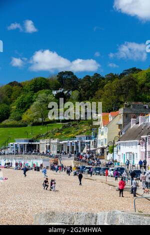 Der Kiesstrand und die Langmoor- und Lister-Gärten im Lyme Regis an der Jurassic Coast, Dorset, Großbritannien Stockfoto