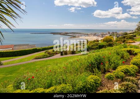 Der Hafen und der Strand von Lyme Regis, von den Langmoor und Lister Gardens an der Jurassic Coast, Dorset, Großbritannien aus gesehen Stockfoto