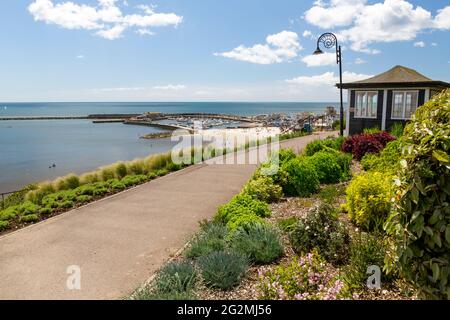 Der Hafen und der Strand von Lyme Regis, von den Langmoor und Lister Gardens an der Jurassic Coast, Dorset, Großbritannien aus gesehen Stockfoto