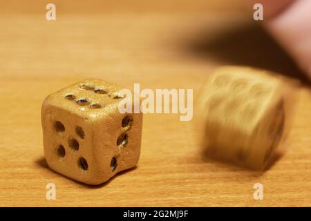 Der Würfel ist gegossen. Die Würfelrolle zeigt sechs. Ein Wurfwürfel auf dem Tisch, Nahaufnahme. Spiel mit Würfeln. Stockfoto