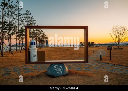 Yeongdeok, Korea - 6. Dezember 2020 : Sonnenuntergang am Goraebul Beach Stockfoto