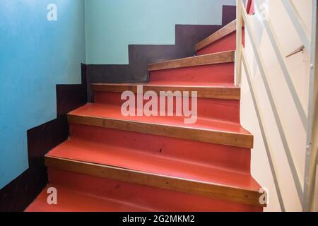 Prag, Tschechische Republik - Juli 12 2020: Villa Winternitz Red Linoleum oder Marmoleum Treppe von Adolf Loos entworfen Stockfoto