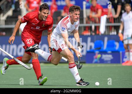 AMSTELVEEN, NIEDERLANDE - 12. JUNI: Thomas Sorsby aus England, Simon Gougnard aus Belgien während des Eishockey-Europameisterschaftskampfs am 12. Juni 2021 im Wagener Stadion in Amstelveen, Niederlande (Foto: Gerrit van Keulen/Orange Picts) Stockfoto