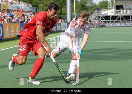 AMSTELVEEN, NIEDERLANDE - 12. JUNI: Simon Gougnard aus Belgien, Ian Sloan aus England während des EM-Eishockeymeisterschaftsspiels zwischen England und Belgien im Wagener Stadion am 12. Juni 2021 in Amstelveen, Niederlande (Foto: Gerrit van Keulen/Orange Picters) Stockfoto