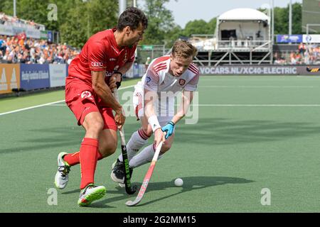 AMSTELVEEN, NIEDERLANDE - 12. JUNI: Simon Gougnard aus Belgien, Ian Sloan aus England während des EM-Eishockeymeisterschaftsspiels zwischen England und Belgien im Wagener Stadion am 12. Juni 2021 in Amstelveen, Niederlande (Foto: Gerrit van Keulen/Orange Picters) Stockfoto